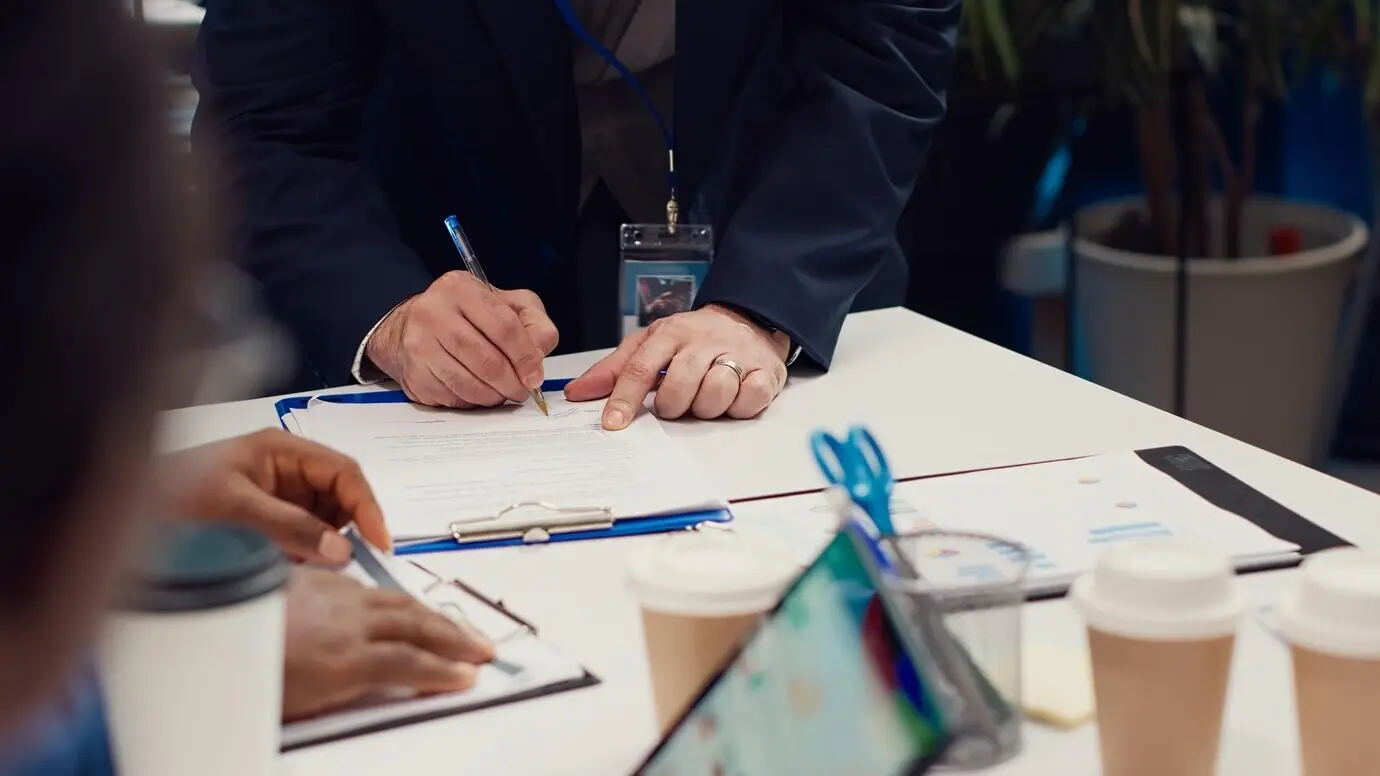 Emprendedores que firman un nuevo contrato de asociación entre sus empresas.